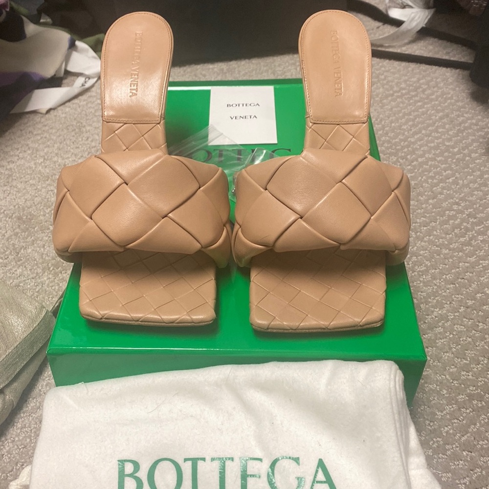 Bottega Veneta intrecciato sandal in color nude/cipria. Color is out of stock